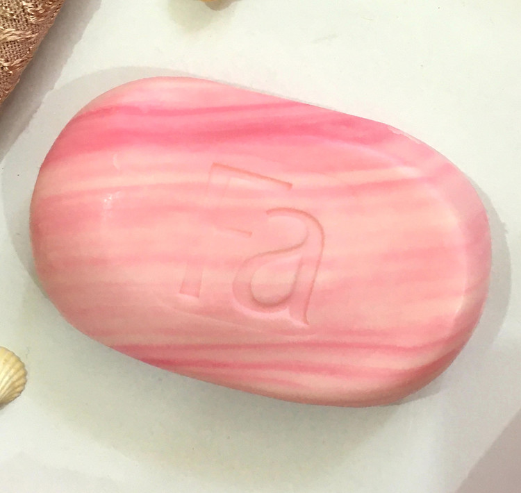 صابون فا رایحه روغن بادام و عصاره مگلونیا