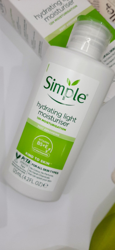 کرم آبرسان و مرطوبکننده Simple مدل Light حجم ۱۲۵ میلیلیتر